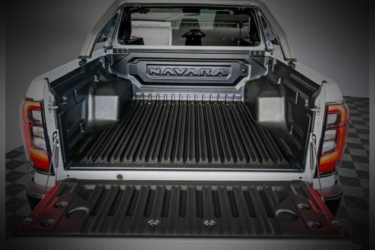 Nissan Navara 4×2 compartment — car rental in Palawan